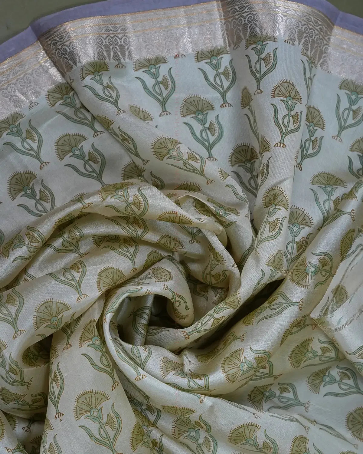 Cream Banarasi Silk Saree - Aarni Clothing - A Destination for Handpicked Ethnic Wear