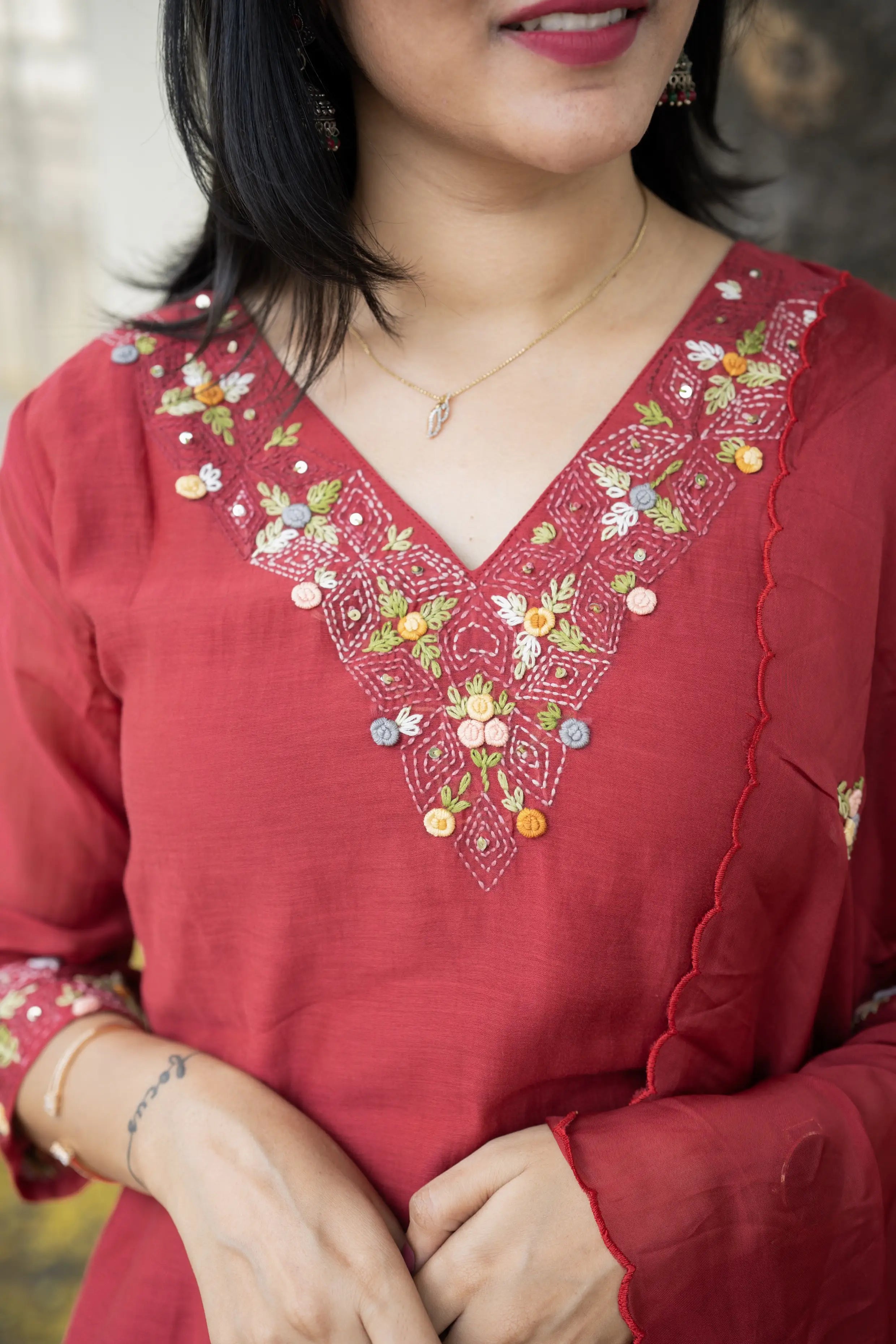 Red Mul Chanderi Floral Embroidery Suit Set with Dupatta & Pants